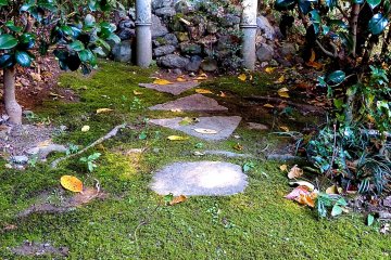 <p>Teika&rsquo;s memorial stones (the inner stones)</p>