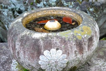 <p>A delicate and extremely beautiful basin in front of the monument</p>