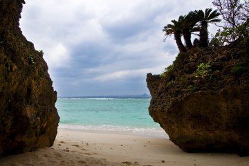 Pantai Sesoko terletak di daerah terpencil pada pulau dengan nama yang sama