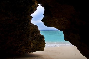 Pantai terlihat diantara pecahan tebing