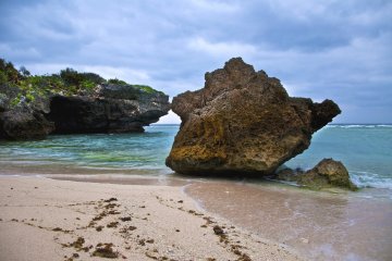 Batu-batu besar terdapat di beberapa spot Pantai Sesoko