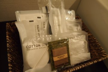 <p>The impressive range of toiletries provided in the hotel room.</p>