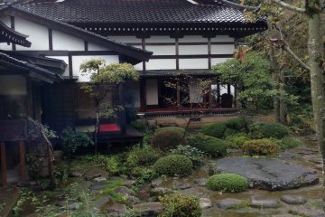 <p>The temple's architecture blends harmoniously with the garden.</p>