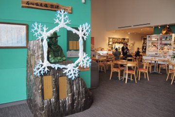 <p>A cafe area selling Asahikawa ramen and a photo corner in Tourism and Local Products Information Center.</p>