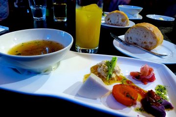 <p>Hors d&rsquo;oeuvre, soup, bread and beverage</p>