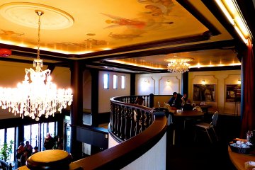 <p>Second floor and a gorgeous chandelier</p>