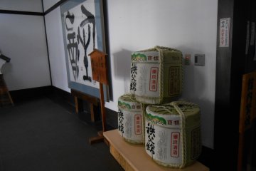 Barel sake besar di pintu masuk