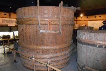 Barel besar dari kayu cemara