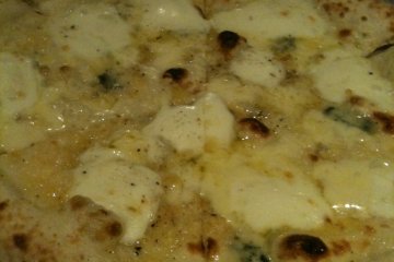 The main dish is pasta or pizza (I recommend hot pizza just taken out of the stone oven), and when you order a lunch set with antipasto and dessert that includes several choices of cakes and ice creams, I bet you’ll become so stuffed!