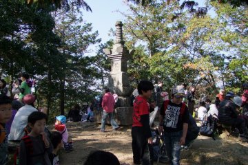 <p>A busy day at Mt. Hiwada's summit, which is filled with people eating lunch during the height of fall-colors season.</p>