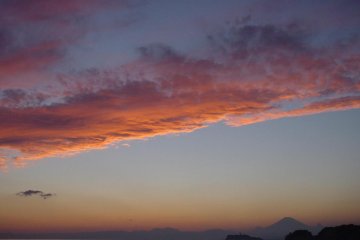 I recommend going in the late afternoon, as the sun begins to fade and the sky begins to put on a real show.