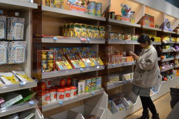 <p>I'd buy these cookies just for the&nbsp;Pok&eacute;mon metal tin boxes.</p>