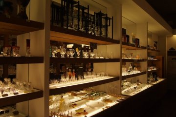 <p>On this shelf, are pieces that fit the&nbsp;classy, sophisticated theme.&nbsp;</p>