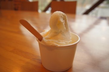 <p>Es krim di pabrik keju terkenal dengan kelezatan rasa susu!</p>