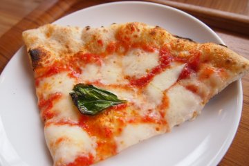 <p>Pizza ini menggunakan keju Furano</p>