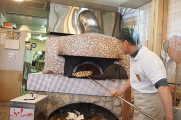 <p>Pizza dipanggang dengan oven batu tradisional dan menghasilkan kelezatan yang luar biasa!</p>