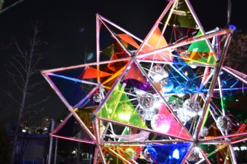 <p>Instalasi yang lebih berwarna lagi di sekitar Tokyo Dome</p>