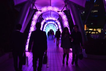 <p>Para pekerja yang bekerja di gedung perkantoran di sekitar Tokyo Dome berjalan melewati sebuah terowongan yang menyala. Sangat beruntung!</p>