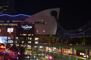 <p>Lihatlah jalur Thunder Dolphin yang masuk melewati lubang di LaQua! Menaiki wahana ini perlu membayar tiket sebesar 1000 yen. Saya sangat merekomendasikannya!</p>