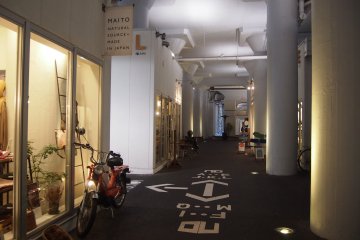 <p>Most of these shops carry items handicrafts&nbsp;made in Japan.&nbsp;</p>