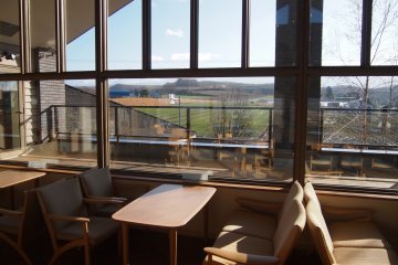 <p>Enjoy a cup of coffee or a choice of grill for lunch at the restaurant in Goto Sumio museum.&nbsp;</p>