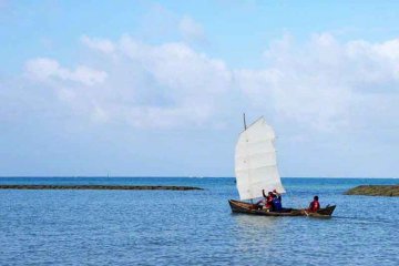 <p>Advertising and airline industry employees may be met, sailing sabani boats.</p>