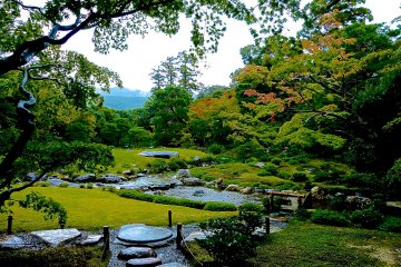 <p>Following the stone steps and strolling along a pond, we can enjoy a variety of views from flat lawn area to hilly wooded&nbsp;area.</p>