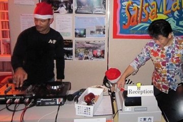 Tn. Miguel E. Martinez beraksi sebagai DJ. Tn. Yamauchi yang mengatur segalanya.