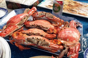 <p>Delicious seafood and chicken platters, full of sashimi and huge whole cooked crab await you for lunch on board the boat, sink it with some non-alcoholic beer, Kirin beer or sake</p>