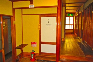<p>The entrance to the private bath</p>