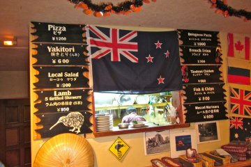La fenêtre de la cuisine et le menu