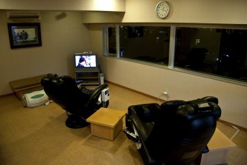 <p>A couple of massage sofas are available at the relaxation&nbsp;room, great&nbsp;views of&nbsp;the city included!</p>