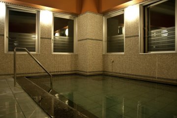 <p>Relax&nbsp;body and soul at the&nbsp;public bath on the 14th floor, overlooking Naha city.</p>