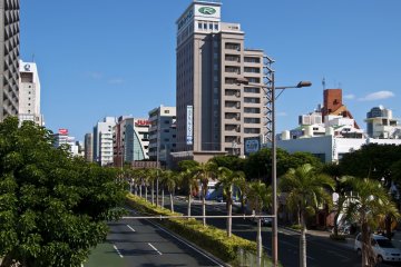 <p>Hotel Route-Inn Naha&nbsp;Tomariko&nbsp;and the&nbsp;Maejima neighborhood during the day</p>