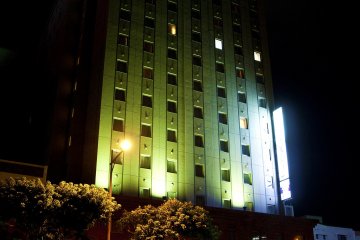 <p>Hotel Route-Inn Naha Tomariko&nbsp;at night</p>