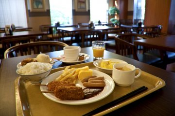 <p>Having breakfast at the hotel restaurant</p>