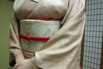 Red Obi-age (scarf) and Obi-jime (braid). Her Juban (kimono undergarment) was also light red. When worn by an amateur it looks clownish, yet when worn by an authentic Geisha it looks RIGHT!