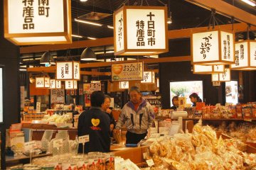 <p>Traditional market inside Echigo-Yuzawa station, you can find various souvenirs and snacks here.</p>