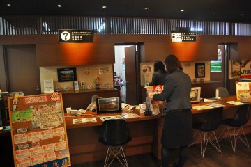<p>Reception desk at tourism center, Echigo-Yuzawa station.</p>