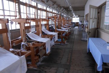 <p>Weaving machines for training purposes</p>