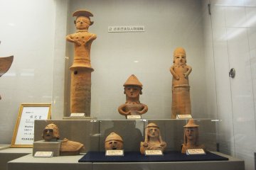 <p>Human figures of Haniwa</p>