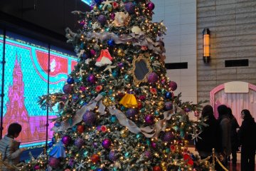 Pohon Natal di dalam Marunouchi Building di lantai 4