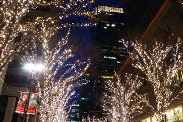 Iluminasi di belakang Marunouchi Building dimulai pukul 5 sore