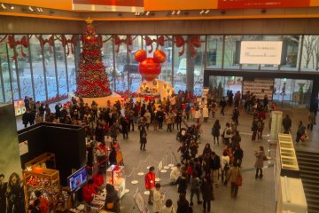 Ada pohon Natal lain yang bahkan lebih besar terletak di lantai 1 Marunouchi Building