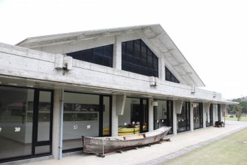 <p>Walk around the main building and the local vicinity to see for sabanis and other interesting items</p>