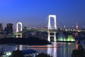 <p>Terlihat sebagai latar belakang dari Rainbrow Bridge di Odaiba</p>
