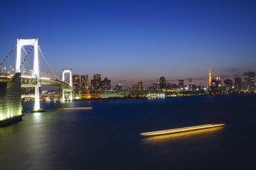 <p>Tokyo Tower di sisi lain dari Rainbow Bridge di Odaiba</p>
