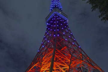 <p>Lebih dekat dengan Tokyo Tower, yang tetap mengundang wisatawan, meskipun Tokyo Skytree dibuka pada tahun 2012.</p>
