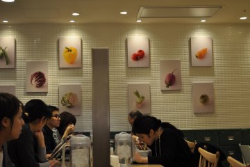Para pengunjung yang sedang melahap mie mereka