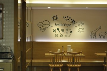Smile Vege: Hiasan dinding yang ada di dalam resto